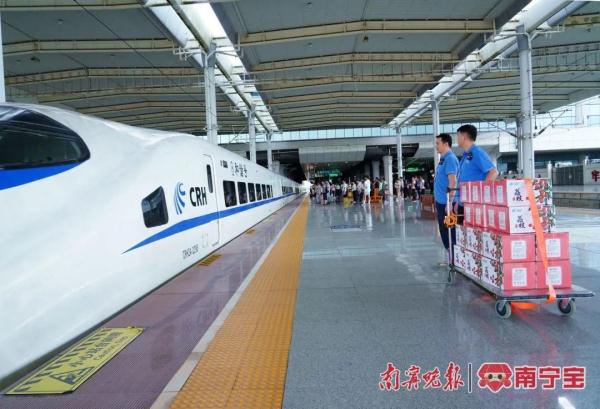 半天送达广西各市及周边省会城市，广西荔枝坐高铁“抢鲜”上市