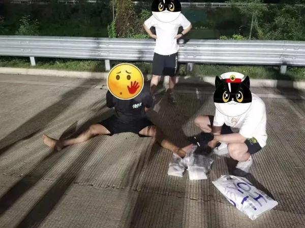 抓捕毒贩时，民警的手指几乎骨肉分离，血染警服！