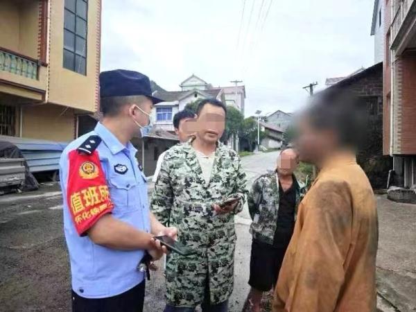 惊魂一幕！湖南一男子穿行隧道与列车擦肩而过，被铁警一把拖进避险洞