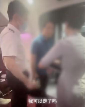 飞机上多人大喊"滚下去"！飞沪航班上,一男乘客被机长拒载