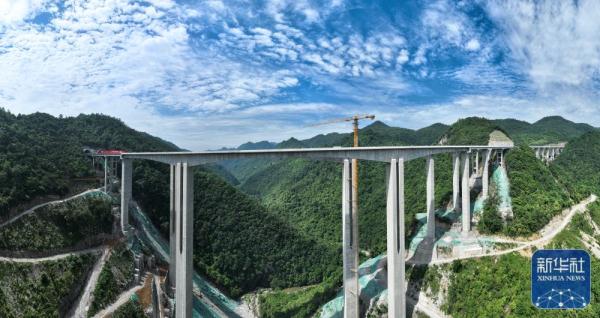 贵州桐新高速芭蕉湾特大桥贯通