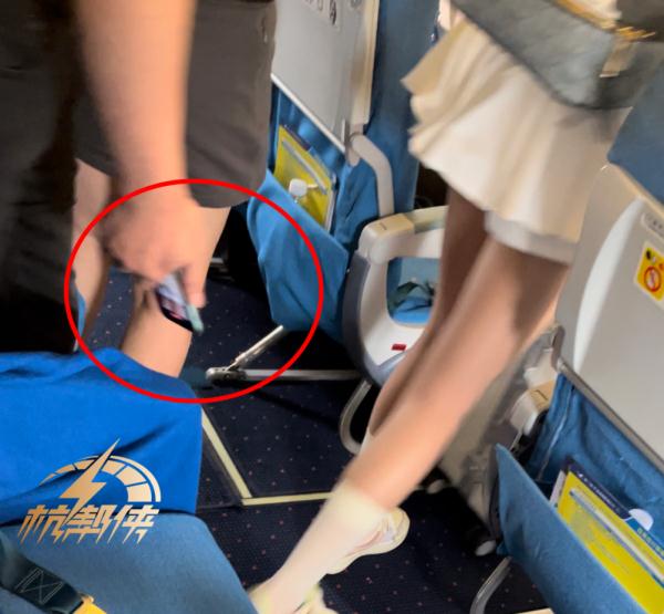 猥琐男居然飞机上当众...杭州小伙全程拍下! 猥琐男居然飞机上当众...杭州小伙全程拍下!