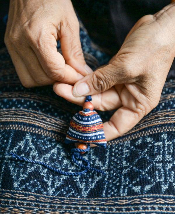 海南黎族织娘创新制作黎锦产品