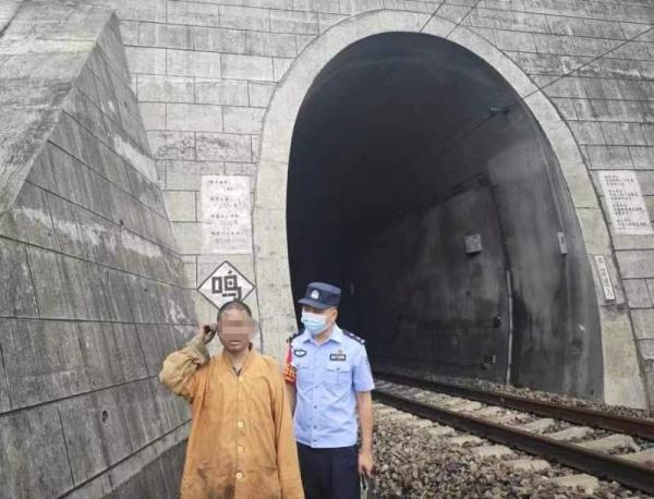 惊魂一幕！湖南一男子穿行隧道与列车擦肩而过，被铁警一把拖进避险洞