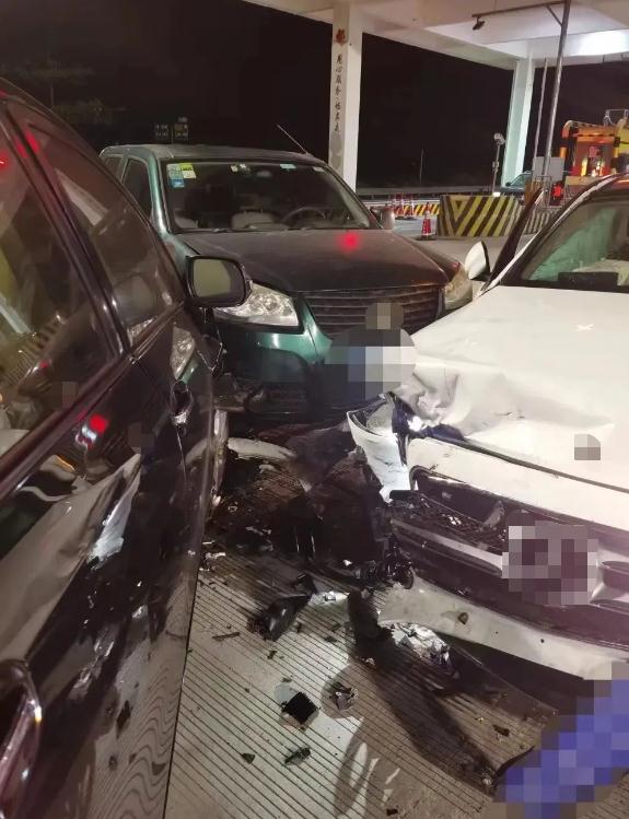 抓捕毒贩时，民警的手指几乎骨肉分离，血染警服！