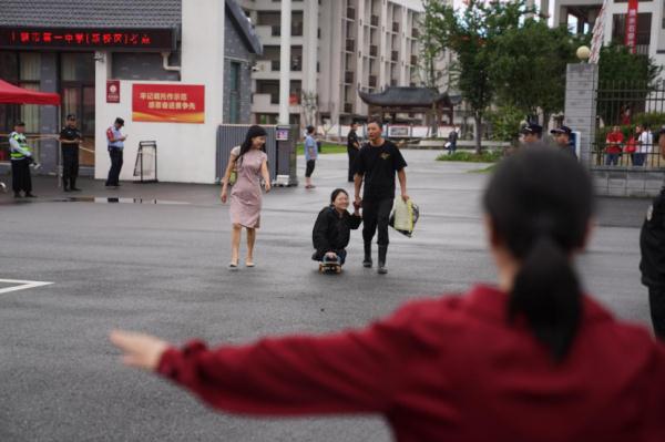 女孩坐着滑板车参加高考，原因让人心疼！