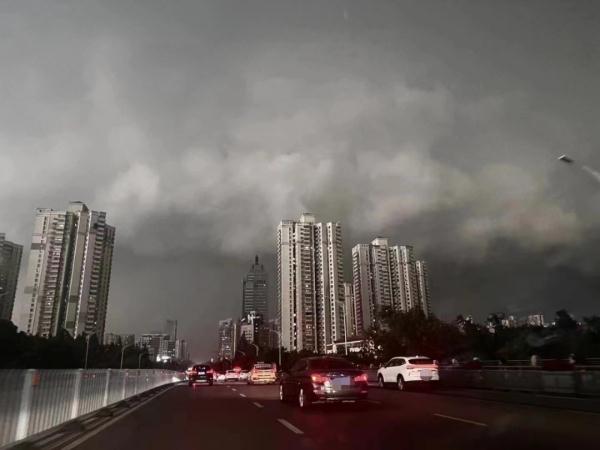 刚刚，南京狂风暴雨！接下来的天气······