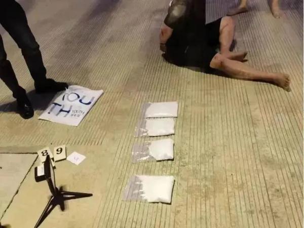 抓捕毒贩时，民警的手指几乎骨肉分离，血染警服！