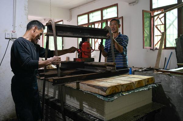 四川夹江：古法造纸 千年传承