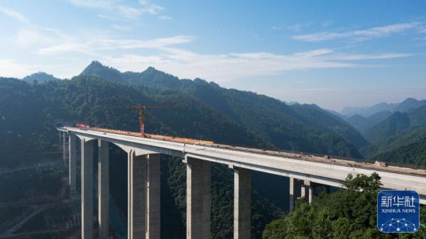 贵州桐新高速芭蕉湾特大桥贯通