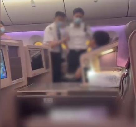 飞机上多人大喊"滚下去"！飞沪航班上,一男乘客被机长拒载