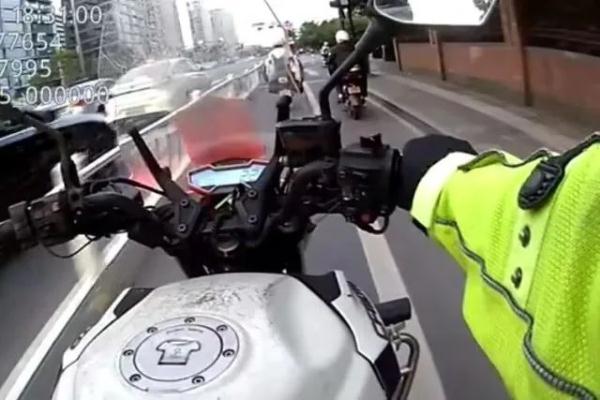 点外卖吗？警察蜀黍亲自送货上门的那种