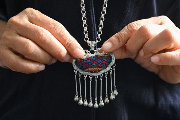 海南黎族织娘创新制作黎锦产品