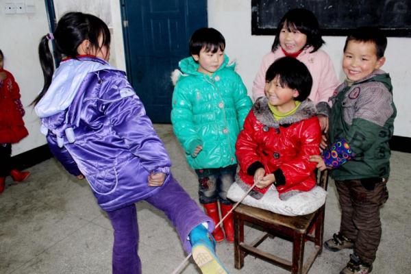 女孩坐着滑板车参加高考，原因让人心疼！