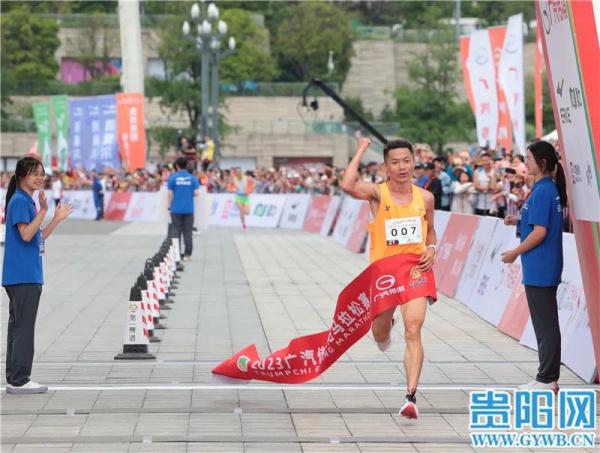 从修车工到马拉松冠军！贵州小伙岑万江贵马夺冠