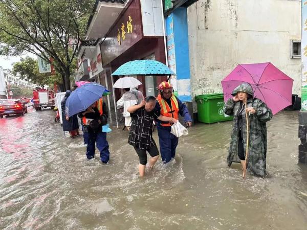 云南两地暴雨引发内涝!接下来这些地方也有强对流天气…… 云南两地暴雨引发内涝!接下来这些地方也有强对流天气……