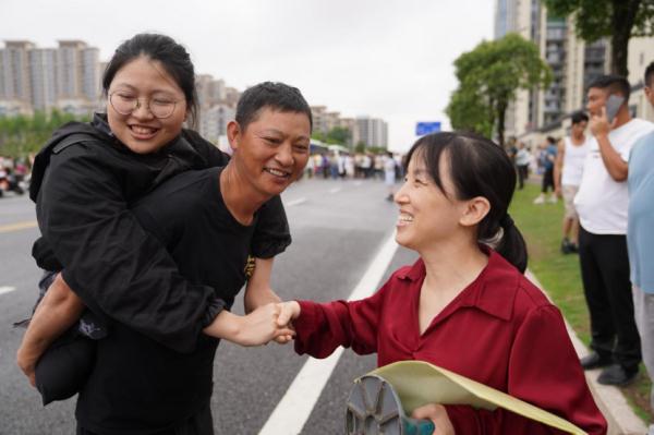 女孩坐着滑板车参加高考，原因让人心疼！