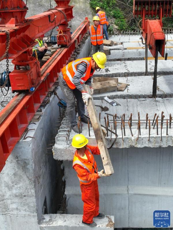 贵州桐新高速芭蕉湾特大桥贯通