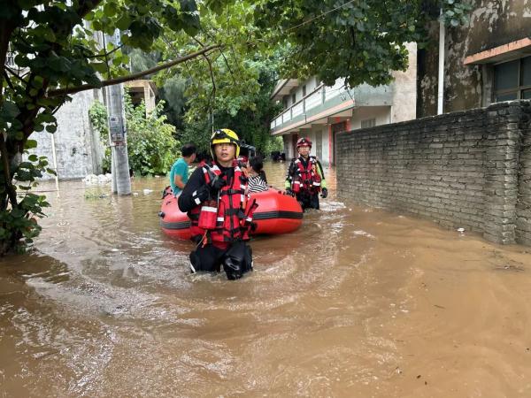 打破降雨历史极值暴雨来袭广西多地紧急救援