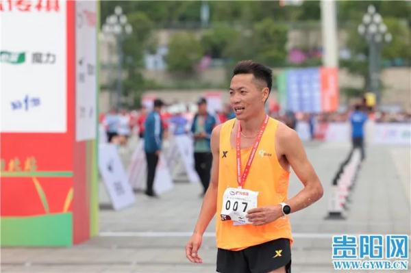 从修车工到马拉松冠军！贵州小伙岑万江贵马夺冠