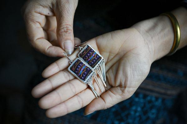 海南黎族织娘创新制作黎锦产品