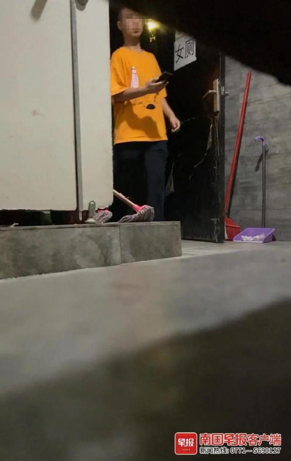 男子进女厕所偷拍反被拍!警方发布通报→ 男子进女厕所偷拍反被拍!警方发布通报→