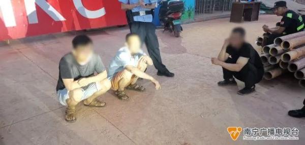 深夜潜入工地偷钢材，警民联手“瓮中捉鳖”