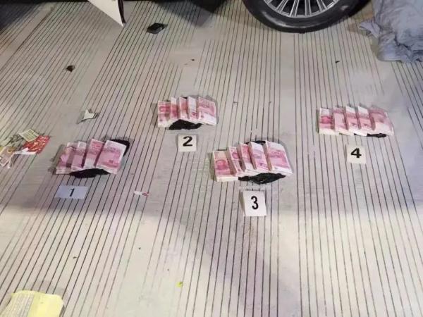 抓捕毒贩时，民警的手指几乎骨肉分离，血染警服！