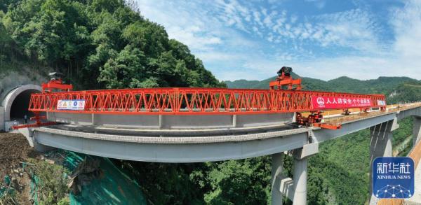 贵州桐新高速芭蕉湾特大桥贯通