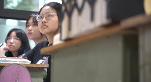 女孩坐着滑板车参加高考，原因让人心疼！