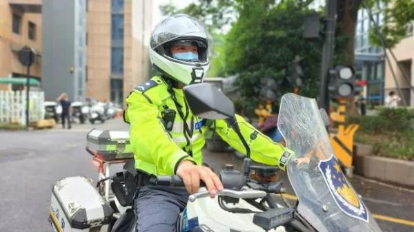 点外卖吗？警察蜀黍亲自送货上门的那种