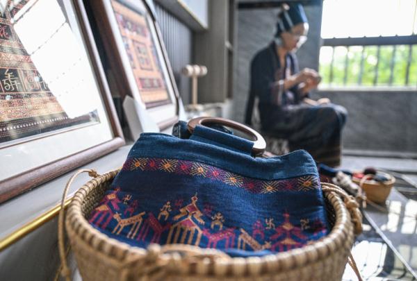 海南黎族织娘创新制作黎锦产品