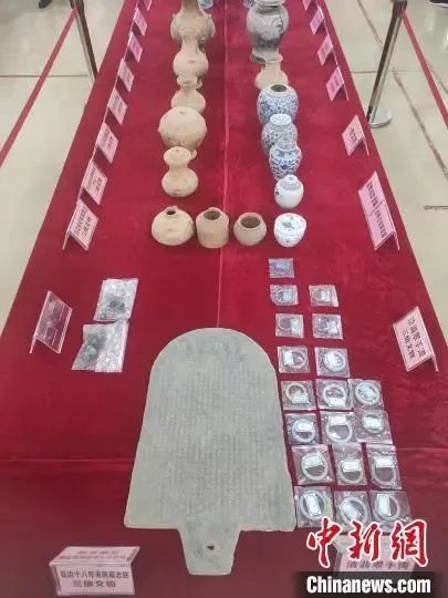 真嚣张!盗墓贼盗得龙袍,竟穿着拍照炫耀.. 真嚣张!盗墓贼盗得龙袍,竟穿着拍照炫耀..