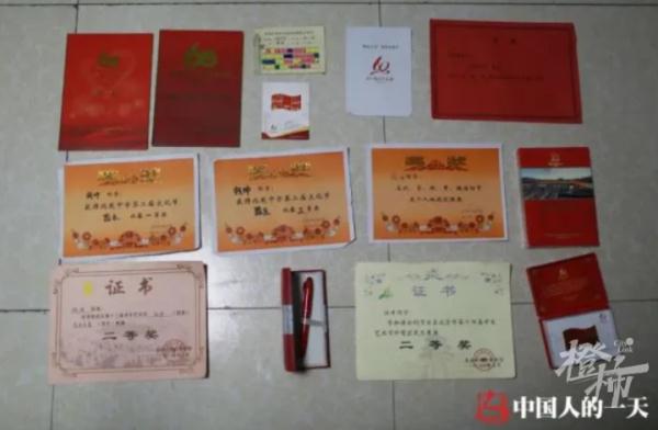 送外卖供儿子念完大学,结果父子只能当同事?这张父子照火遍全网 送外卖供儿子念完大学,结果父子只能当同事?这张父子照火遍全网