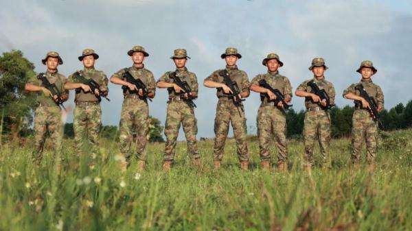 21式“蛙服”,他们换上了 21式“蛙服”,他们换上了