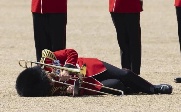 英国皇家阅兵仪式彩排，多名士兵因高温晕倒