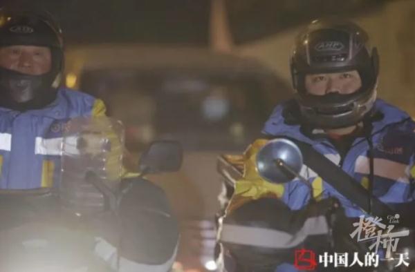 送外卖供儿子念完大学,结果父子只能当同事?这张父子照火遍全网 送外卖供儿子念完大学,结果父子只能当同事?这张父子照火遍全网