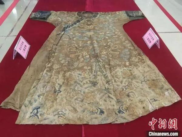 真嚣张!盗墓贼盗得龙袍,竟穿着拍照炫耀.. 真嚣张!盗墓贼盗得龙袍,竟穿着拍照炫耀..