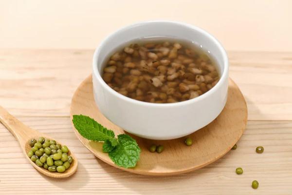 夏天喝碗绿豆汤！怎么煮才解暑，红汤还是绿汤，大有讲究~