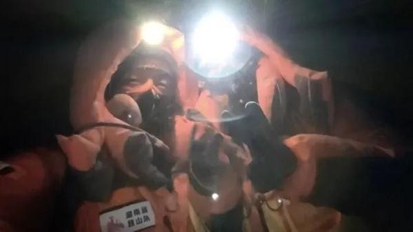 珠峰被救女子所雇登山公司深夜发布情况说明