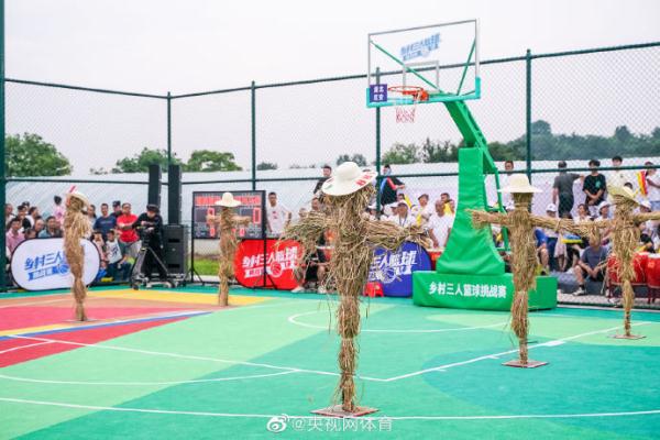 乡村三人篮球挑战赛火热开赛！技巧挑战障碍物是稻草人
