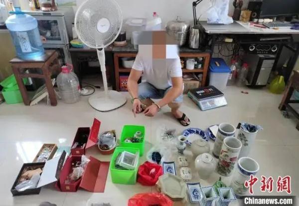 真嚣张!盗墓贼盗得龙袍,竟穿着拍照炫耀.. 真嚣张!盗墓贼盗得龙袍,竟穿着拍照炫耀..