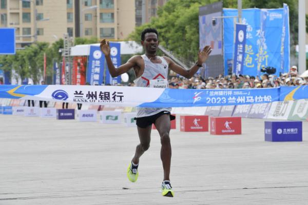 兰州马拉松开跑：追风逐日 向阳而行