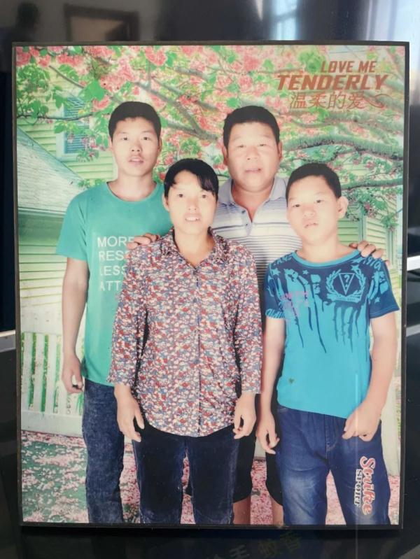 考场外的这对母子感动全网!比“旗袍妈妈”更美... 考场外的这对母子感动全网!比“旗袍妈妈”更美...