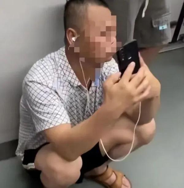 大叔未偷拍仍遭曝光,其子发声!让“网暴”从此“好好说话” 大叔未偷拍仍遭曝光,其子发声!让“网暴”从此“好好说话”