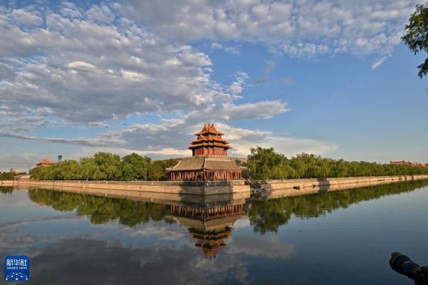 雨后故宫角楼引游人 雨后故宫角楼引游人