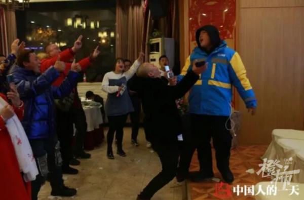 送外卖供儿子念完大学,结果父子只能当同事?这张父子照火遍全网 送外卖供儿子念完大学,结果父子只能当同事?这张父子照火遍全网