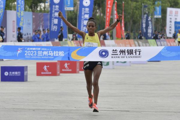 兰州马拉松开跑：追风逐日 向阳而行