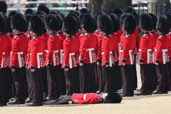 英国皇家阅兵仪式彩排,多名士兵因高温晕倒!网友:穿太厚了 英国皇家阅兵仪式彩排,多名士兵因高温晕倒!网友:穿太厚了