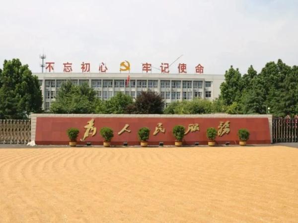 河南一乡政府院内可以晒粮！